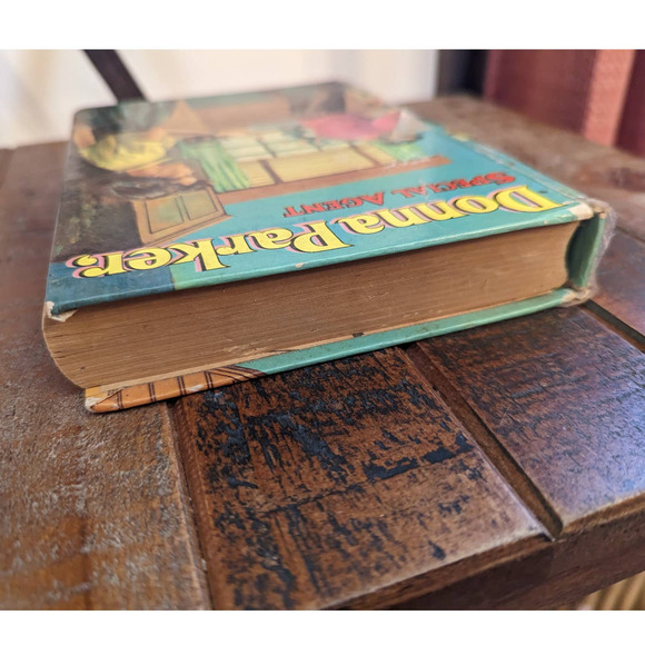 Donna Parker - Special Agent Book - Picture 3 of 10